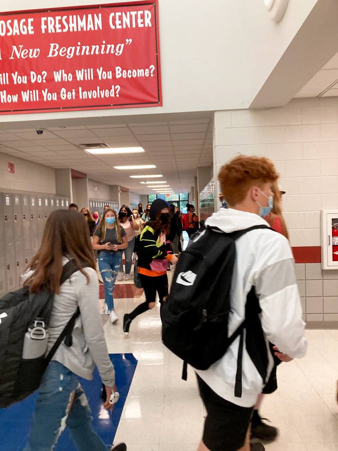 PASSING TIME: Flooding the halls, freshman students navigate to their next classes. School started on Aug. 23, 2021.
