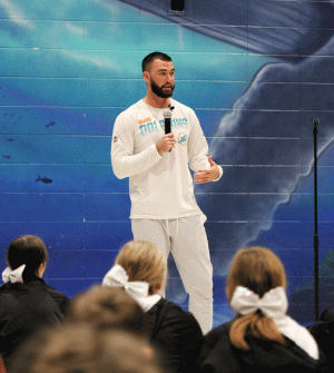 MOTIVATE. Talking to Buckner Elementary students at an assembly, Miami Dolphins Quarterback and Fort Osage Alumni Skylar Thompson stresses the importance of overcoming challenges to follow your dreams. Before the assembly Thompson walked around classrooms meeting students one-on-one and talking to previous teachers. “I just wanted to give back here today and spend time with the kids here at Buckner,” Thompson said.