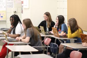 STUDYING. Students collaborate during a full Thursday class. “I did like Early Out Thursdays because it gave teachers time to collaborate on a weekly basis.” Principle Joe Bedard said.